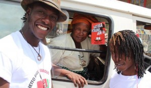 Nelson Mandela, lead singer of Sarabi Band popularizing Jukumu Letu