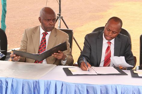 Makueni Governor Kivutha Kibwana and Health Executive Dr.Andrew Mulwa during the signing of the performance contracting in Wote.